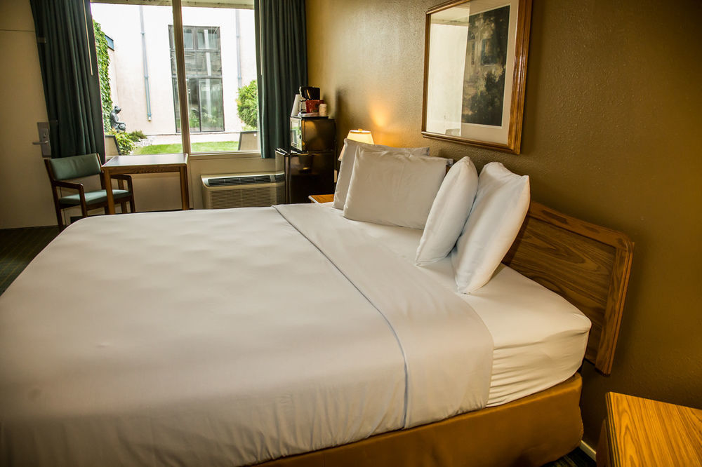 Baymont By Wyndham Fargo Hotel Buitenkant foto