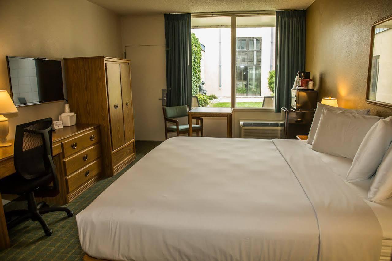 Baymont By Wyndham Fargo Hotel Buitenkant foto