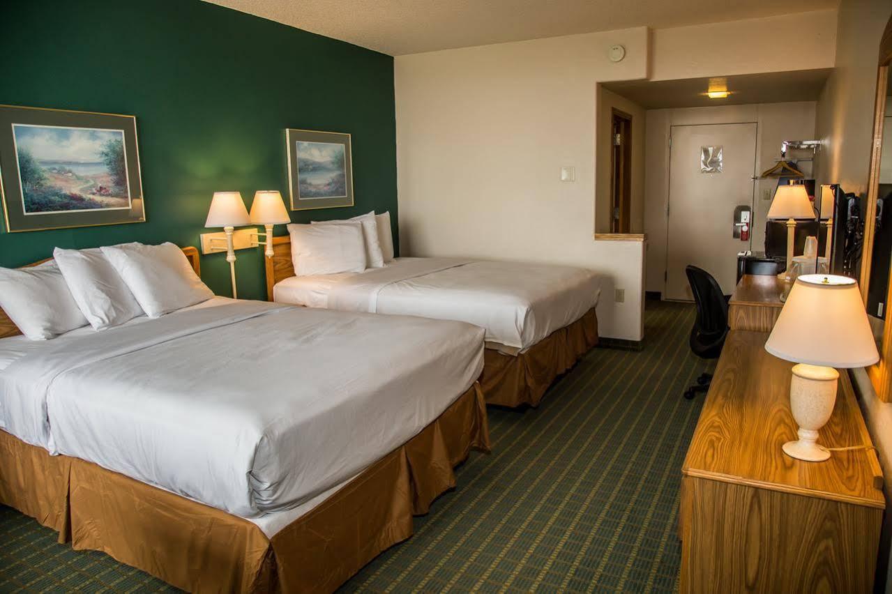 Baymont By Wyndham Fargo Hotel Buitenkant foto