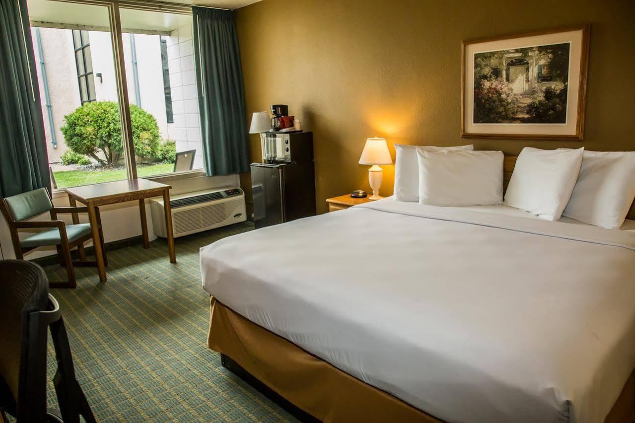 Baymont By Wyndham Fargo Hotel Buitenkant foto