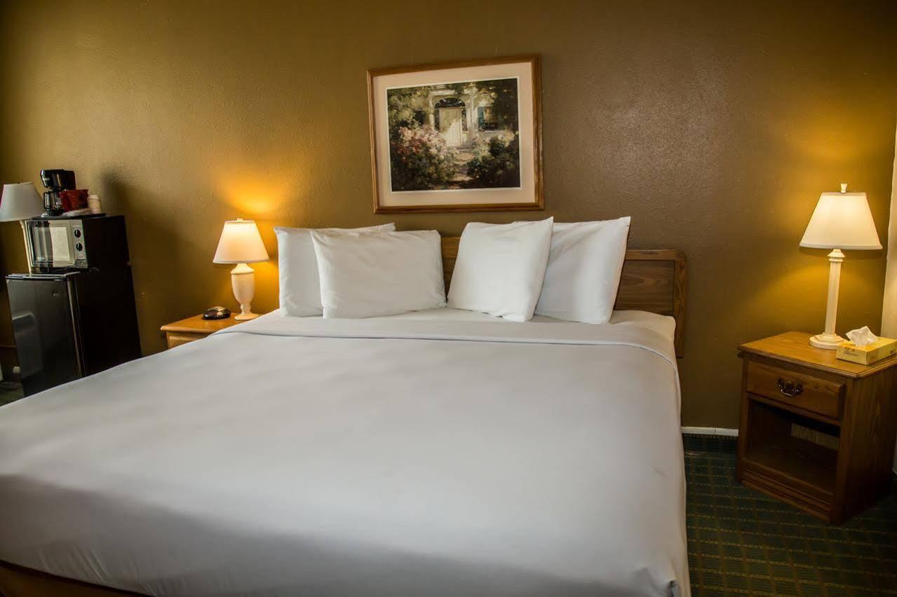 Baymont By Wyndham Fargo Hotel Buitenkant foto