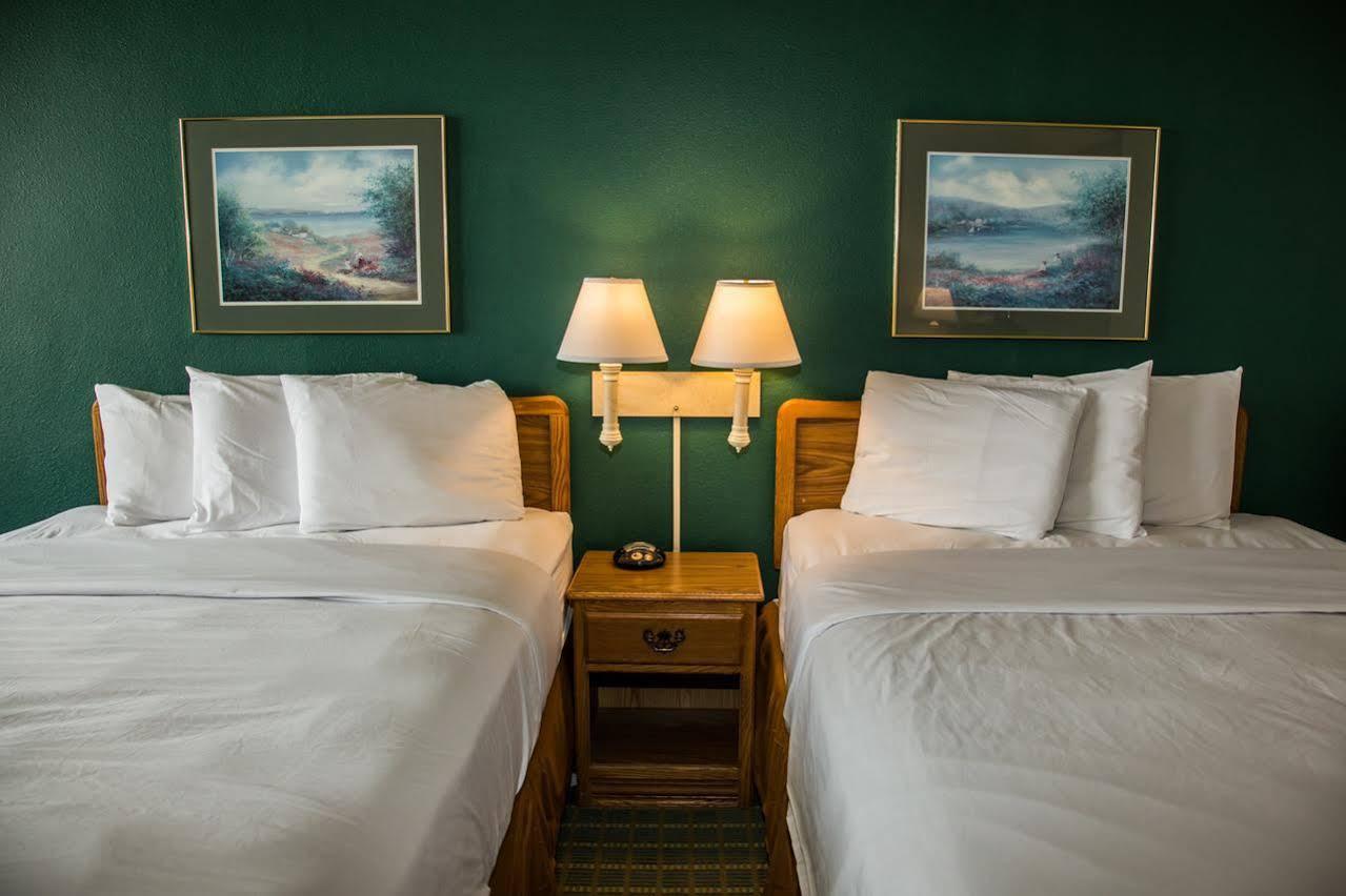 Baymont By Wyndham Fargo Hotel Buitenkant foto